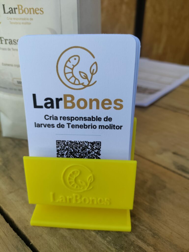 Targetes de contacte de LarBones amb QR de vCard, al suport imprès en 3D