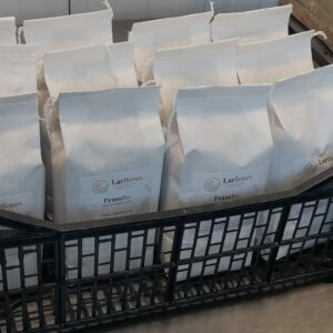 Paquets de frass de Tenebrio molitor LarBones envasats amb etiqueta FrassBo